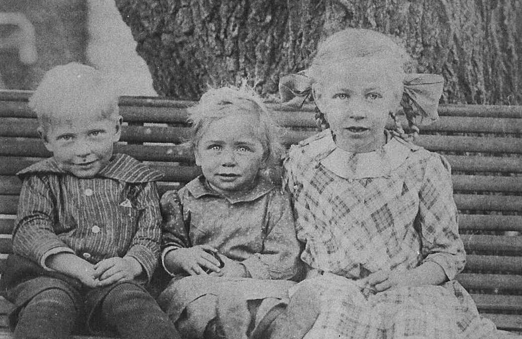 1909 Oct Wayne, Irene and Helen Rogler